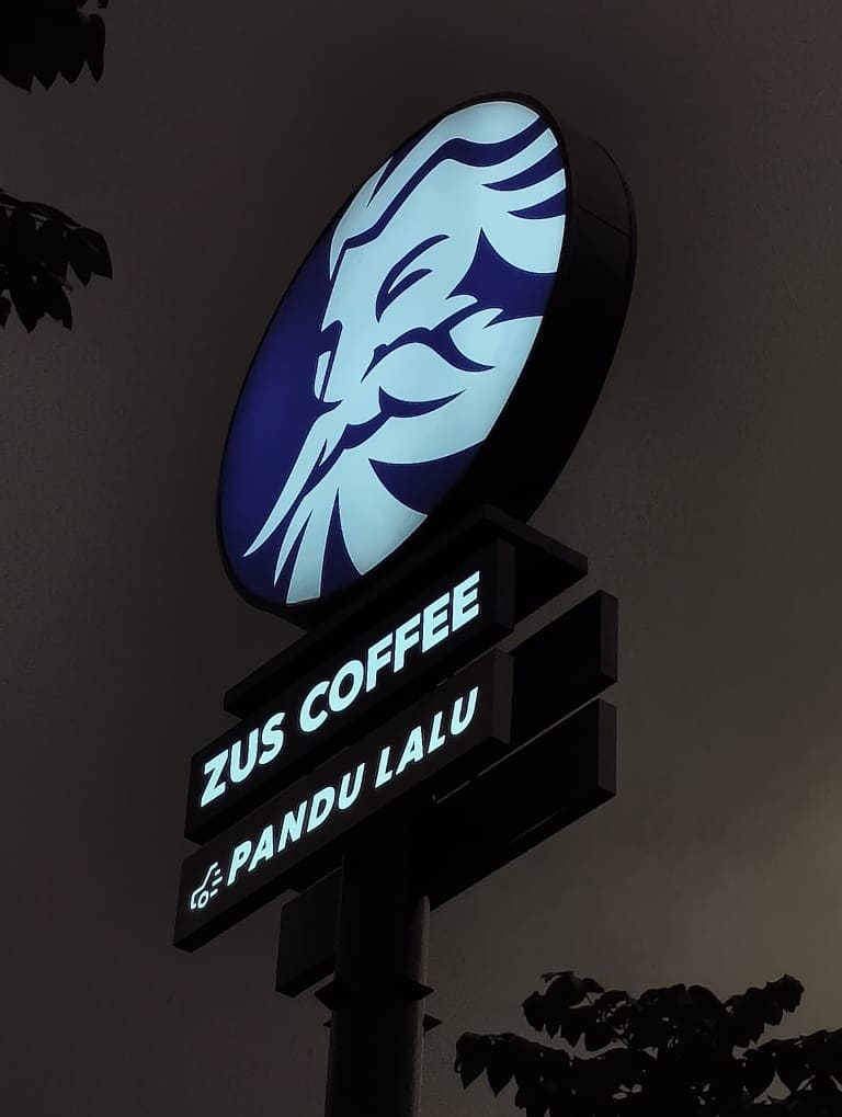 Giant Big Premiums Outlet Signage for outdoor (2)