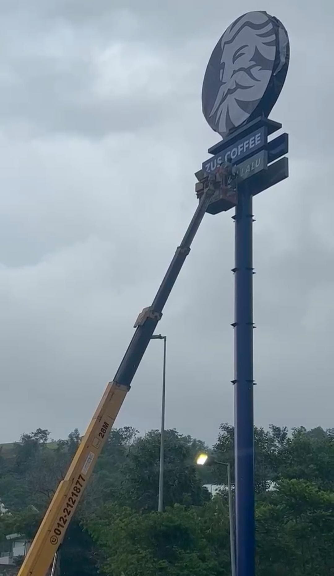 Outdoor Signage Skylift installation in Malaysia (1)