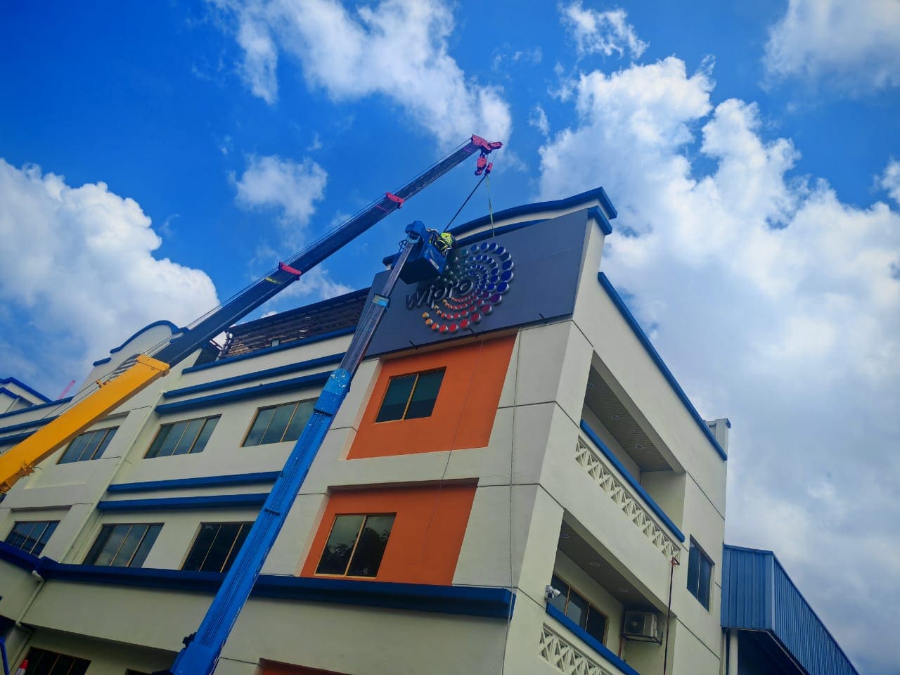 Outdoor Signage Skylift installation in Malaysia (2)
