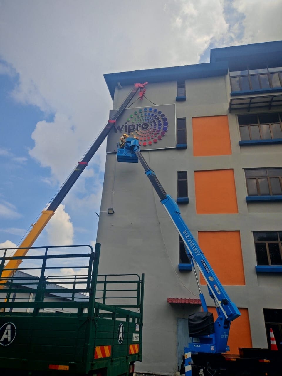 Outdoor Signage Skylift installation in Malaysia (3)